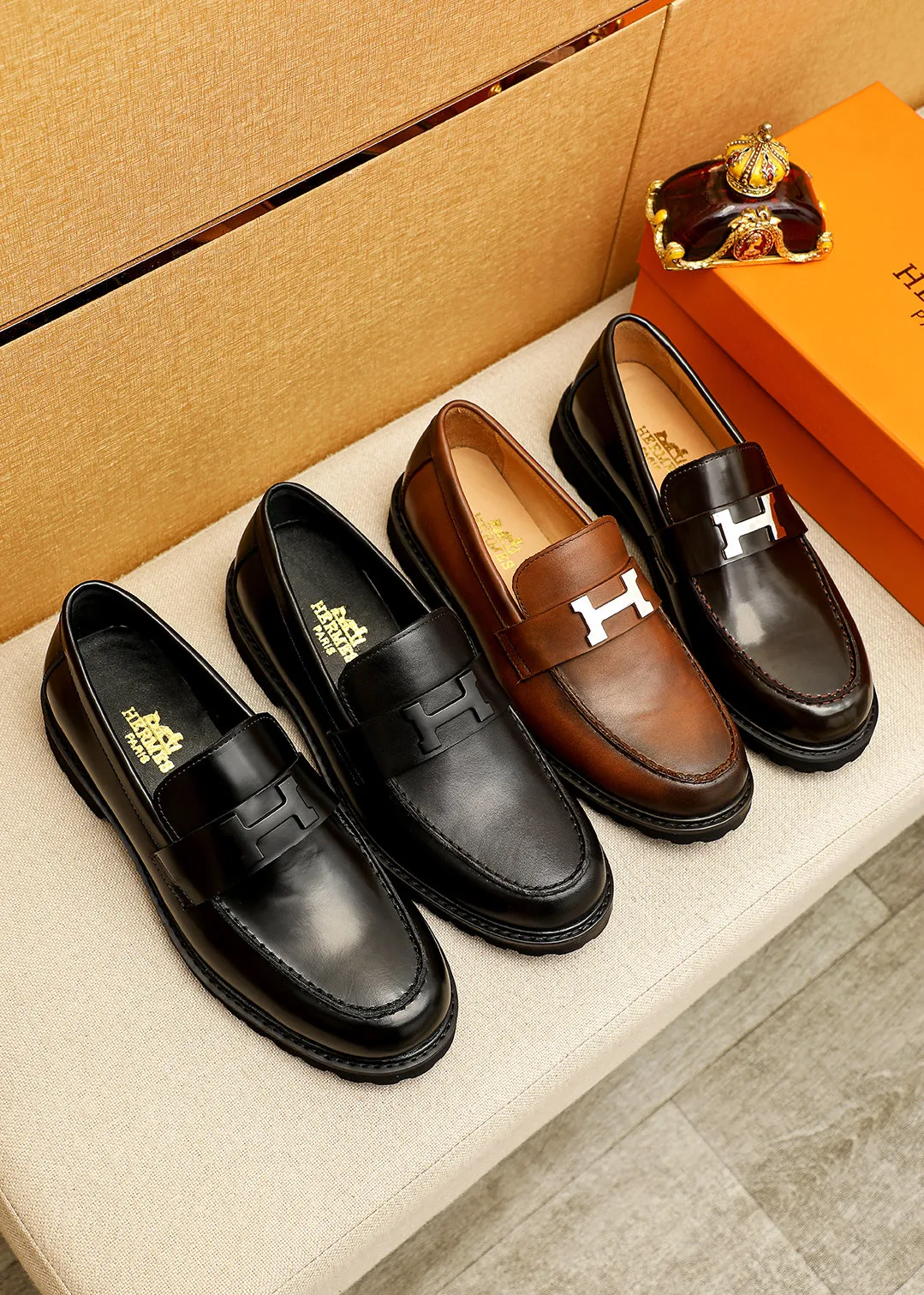 Men's shoes 💰460 💐 Product trademark: HERMES "Hermès" casual leather shoes Regular size: 38-44 (45.46🉑️customized) Product materials: Selected imported first-layer open-edge beaded cowhide leather upper + luxury hardware buckle, imported water-dyed 🐂 cowhide lining. Strong three-dimensional visual effect, original outsole Color: 4⃣️colors available